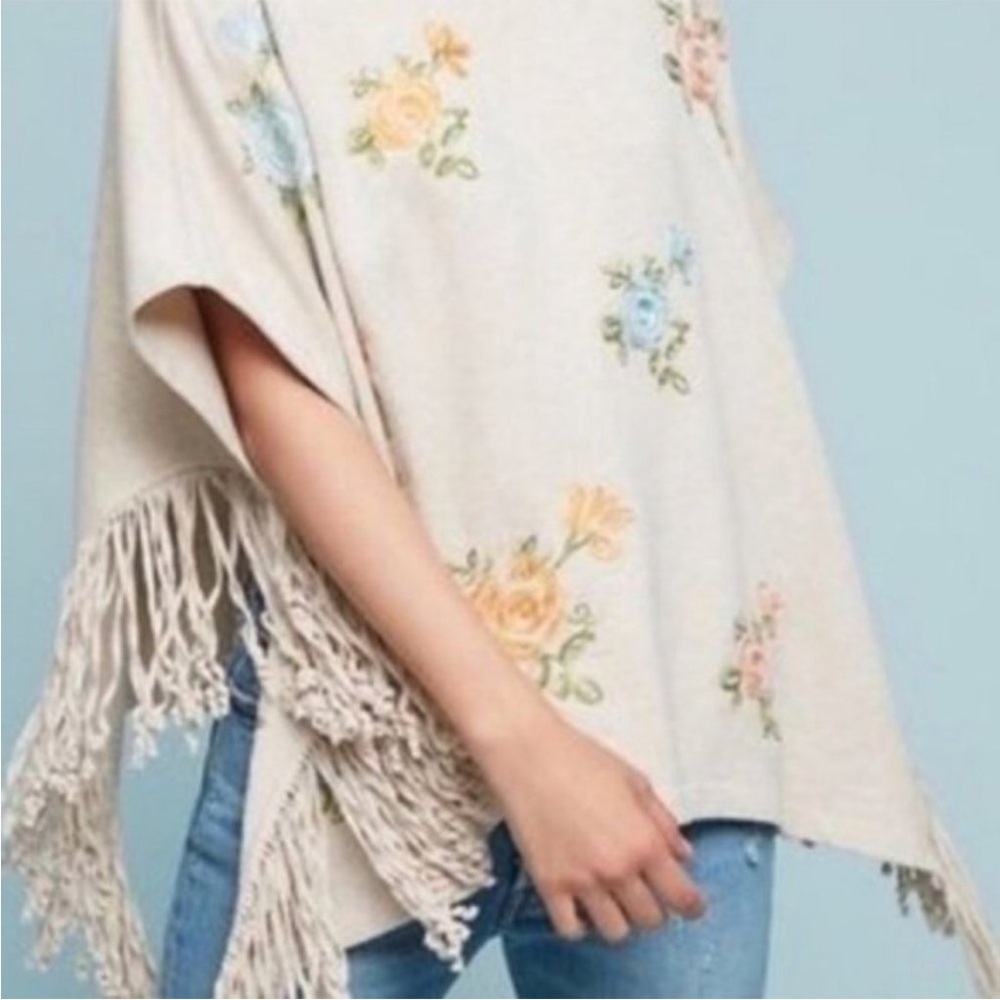 Anthropologie TP Gray‎ Floral Embroidered Poncho Cottagecore Floral Fringe - Picture 6 of 7
